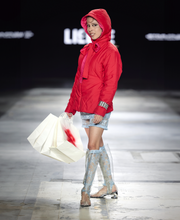 Load image into Gallery viewer, Chompa rompe corazones
