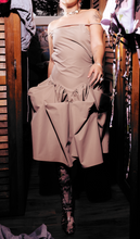 Load image into Gallery viewer, Vestido entre el amor y la guerra
